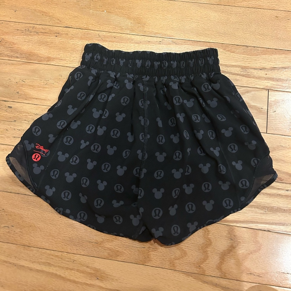 Lululemon x Disney hotty hot shorts size 0 - Picture 2 of 3